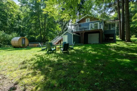 Sauna, hot tub, pet friendly, & 1/2 mile to lake