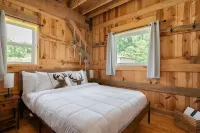 The Rustic Retreat: Elegant cabin with WiFi & AC in an enchanting location!