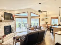 Cheerful cottage w/ fireplace. Great location for exploring the Lake Pepin area!