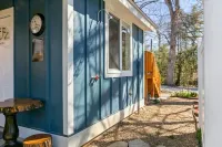 Peaceful Private Lane, Minutes to Airport, Modern & Cozy