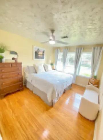 1.3 Mile to Kyle Field,10 min walk to A&M campus & Century Square, Pet friendly