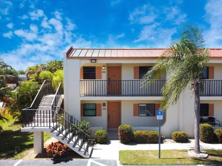 5 Miles to Beach! Heated Pool, Quiet, Tennis, Lanai, Laundry, Parking, Dining