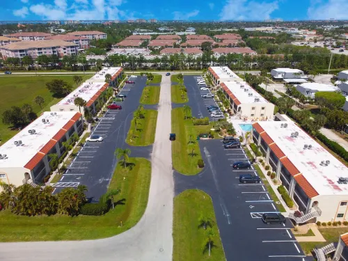 5 Miles to Beach! Heated Pool, Quiet, Tennis, Lanai, Laundry, Parking, Dining