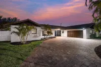 Stunning Paradise! Steps from the Beach+Pool+Golf