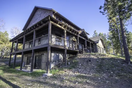 Modern spacious 5 bedroom, 3.5 bath, paved roads, hot tub, wifi, pool access