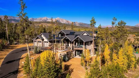 A Breck Escape: 5000sf Luxury Home w/ 3 Fireplaces, Outdoor Fire Pit & Hot Tub