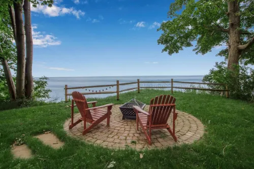*HOT TUB * Lake Front | Near Olcott Beach | King Bed 올콧 호텔