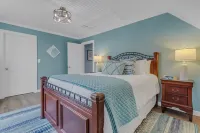 Private Creek Retreat w/ king suite, firepit, kayaks