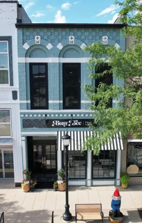 MJ's Penthouse ,a piece of paradise on Monroe's historic square