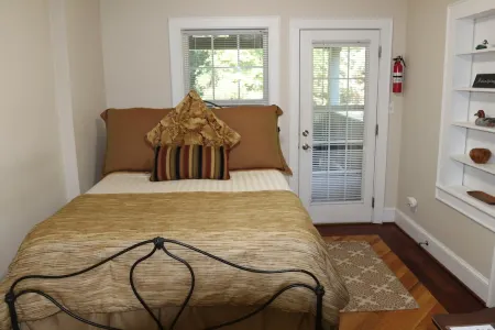 Romantic Escape-Private with Hot tub & Fireplace and Fenced Yard. Sleeps 2