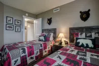 Great Fall Views! Indoor Pool and 2 Hot Tubs! Renovated! Near Gsmnp!