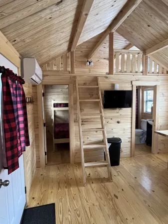 Cozy Log Cabin w/ Loft #14. Minutes from Seven Springs and Hidden Valley!