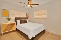 Royal Palm Oasis - Pool, King Suite, Pet Friendly, 5mi to Beach