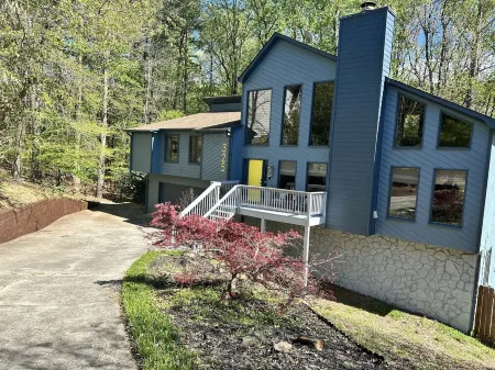 Creek Side Large 1 Bd Basement Apt in Roswell Отели в г. Розуэлл