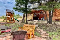 Spacious Chic Cabin with Gorgeous Views, Outdoor Lounge, Family Friendly