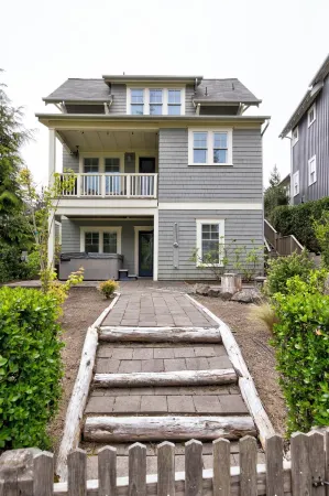 5 Min Walk to Shops, Dining, & Beach + Private Hot Tub + Dogs Friendly