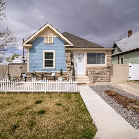 Cozy downtown retreat (pet friendly