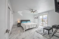 Amazing views! Family-sized house with game, fashion mall Hotels near Speedway