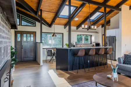 Stunning Oceanview Hillside Home w/ Theater & Spa Отели в г. Уолдпорт