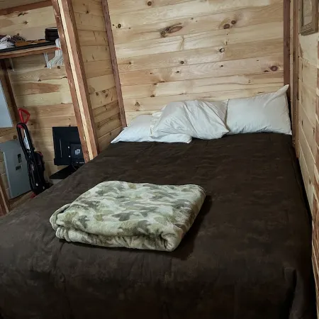 2 bedroom 1 bath cabin with privacy, 1 mile from main highway