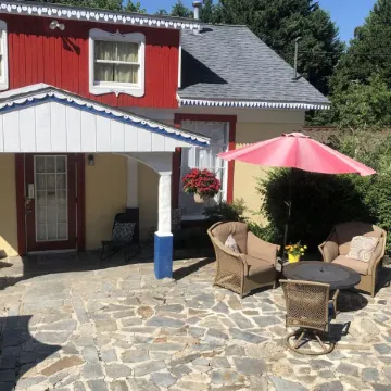 Private 3 room Queen Suite w/Kitchenette