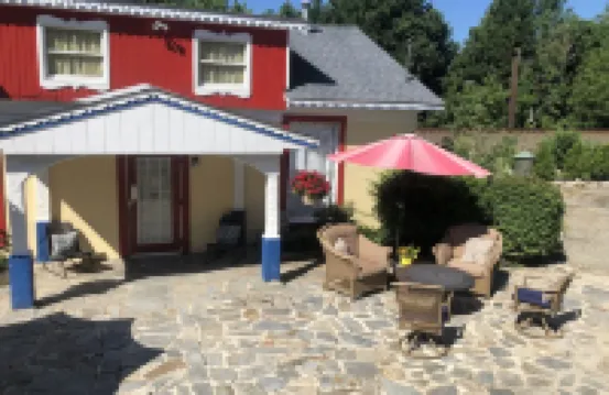 Private 3 room Queen Suite w/Kitchenette