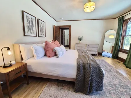 Charming Cottage 3BR/2BA Hot Tub