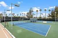 Upscale Palm Springs Condo/Desert Princess Resort w/golf cart! Misting System!