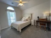 Hot tub, fire pit, great outdoor space, by Coler bike trails, Bentonville Square