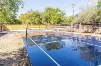 Waco family stay w/ pickle ball court