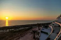 Amazing Beachfront 2 Bedroom Luxury Apartment