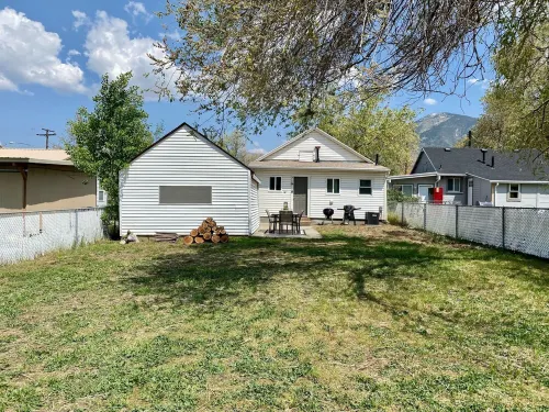 Cute remodeled 2 bedroom with office, long drive way, and 75” TV. Hotels in Tooele