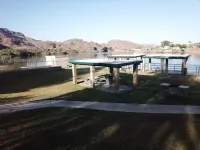 Spacious Riverhouse with private park/boat ramp