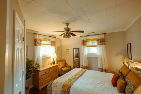 1920s Cottage- Walk to Downtown Waynesville and Hazelwood Village. Pet-Friendly!