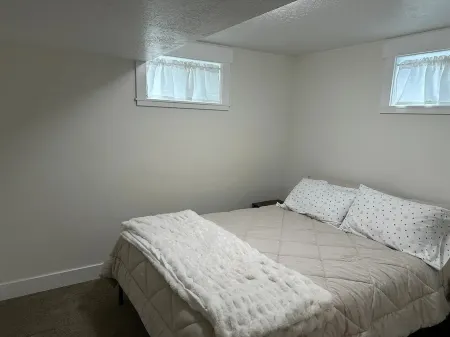 Cozy & Bright Private Basement Отели в г. Уошэтч Каунти