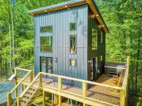 Interstellar Treehouse Hideaway + Disc Golf