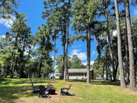 Pine Grove Cottage - Romantic Getaway on Private Lake Отели в г. Апшур