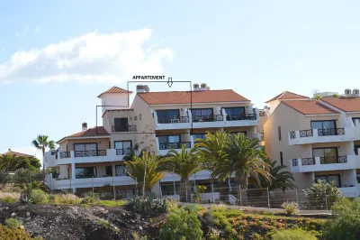 Beautiful apartment. 2 ch., sea view, south-facing terrace, swimming pool, the sea 5 minutes away. Amarilla Golf and Country Club 주변 호텔