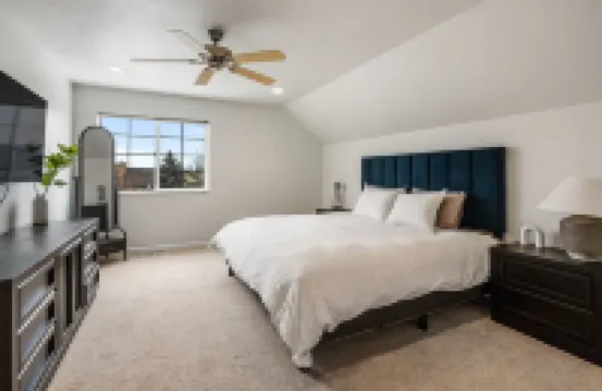 Large home w/ hot tub, cinema, bar/game room