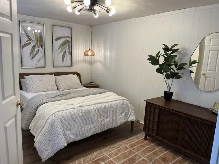 Adorable guest house with pool, Pet Friendly, in downtown Mount Dora,