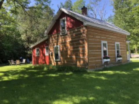 Historic Log Cabin by the Bay (Lake Views)