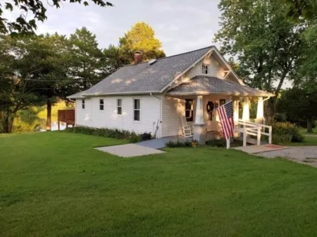 Charming cottage overlooking Lake Acre