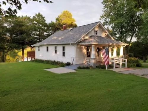 Charming cottage overlooking Lake Acre
