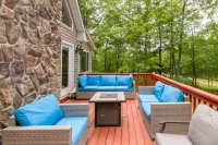 Winter Wonderland Chalet WArcades, Pool Table, Fire Pit, Lake, Pools & Ski Lifts