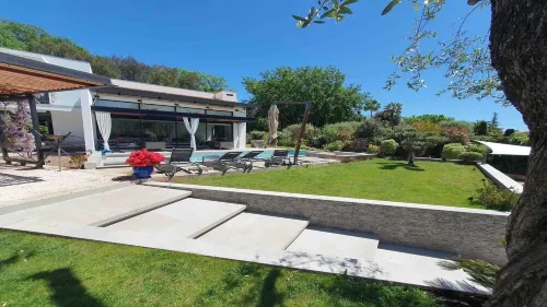 Beautiful modern villa with swimming pool and jacuzzi in absolute calme