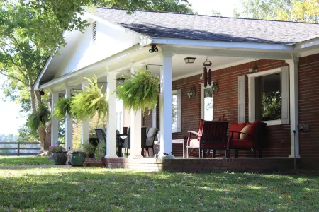 Farmhouse on Beautiful Bison Farm Отели в г. Расселл