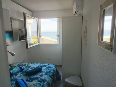 T2 Avec Piscine, Parking, Wifi, Netflix, Clim, Terrasse Vue Extra ! Hotels near Plage des Quilles