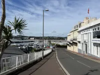 Luxury 3 bed apartment a few minutes walk from beach, harbour and town!