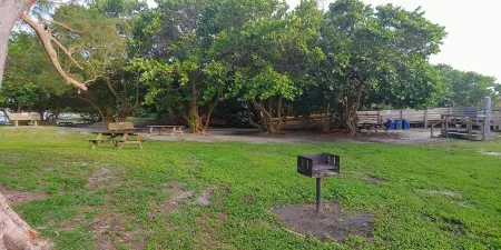 NOKOMIS BEACH BUNGALOW 229 15 mins walk to the beach Отели рядом с достопримечательностью «Nokomis Beach»