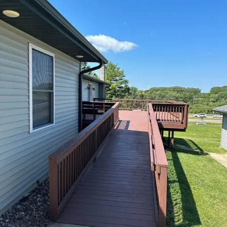 Sleeps up to 14 people, 5 minutes from downtown, handicap accessible.